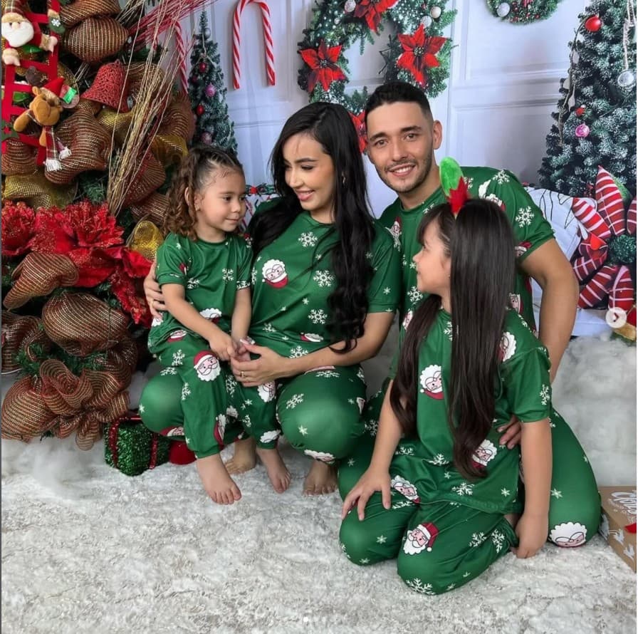 Familia usando pijamas navideñas a juego