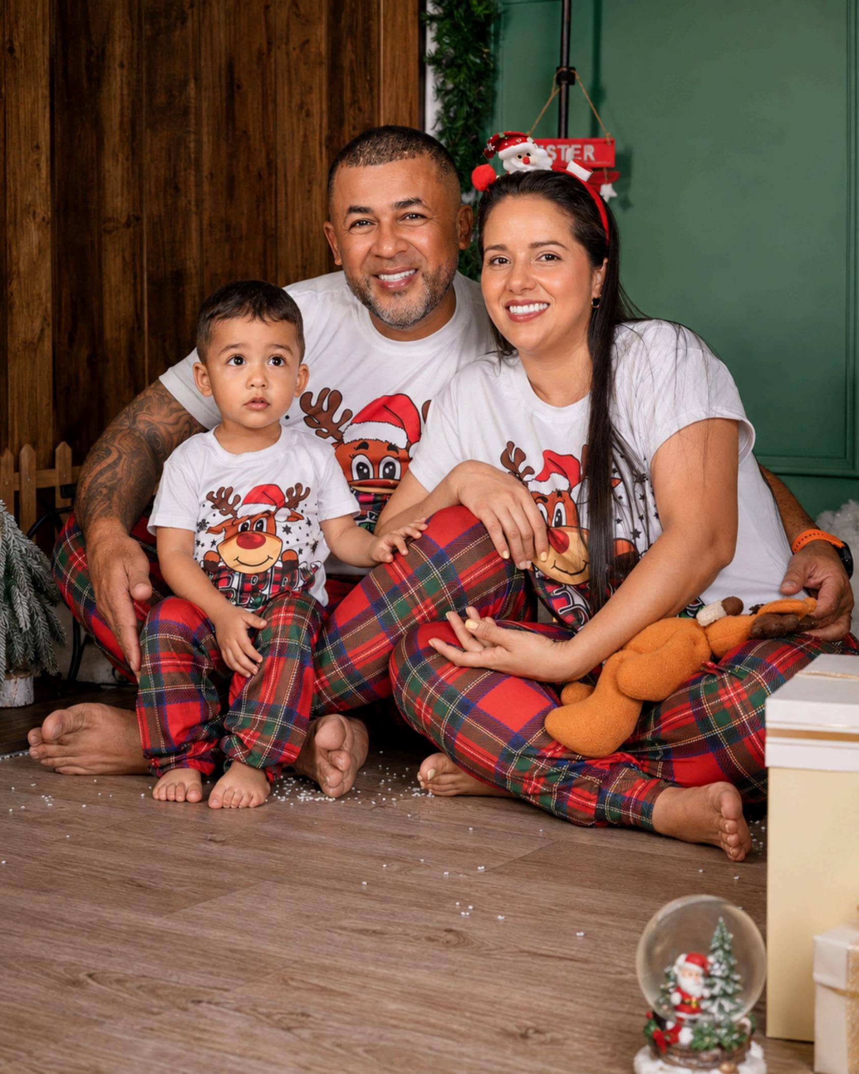Familia usando pijama de reno navideño